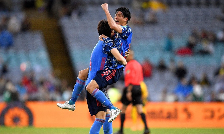 Jugadores de Japón celebran pase al Mundial