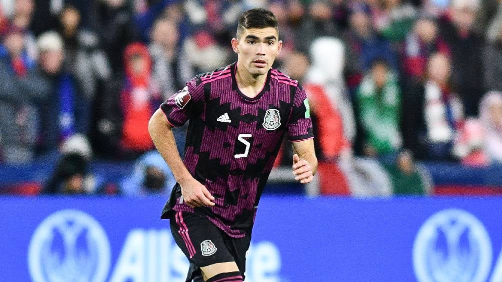 Johan Vásquez jugando partido con la Selección Mexicana