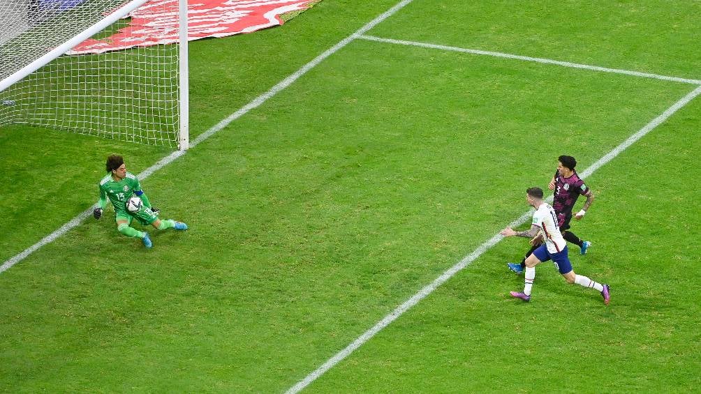 Ochoa le robó un gol a Pulisic cuando estaba frente al arco