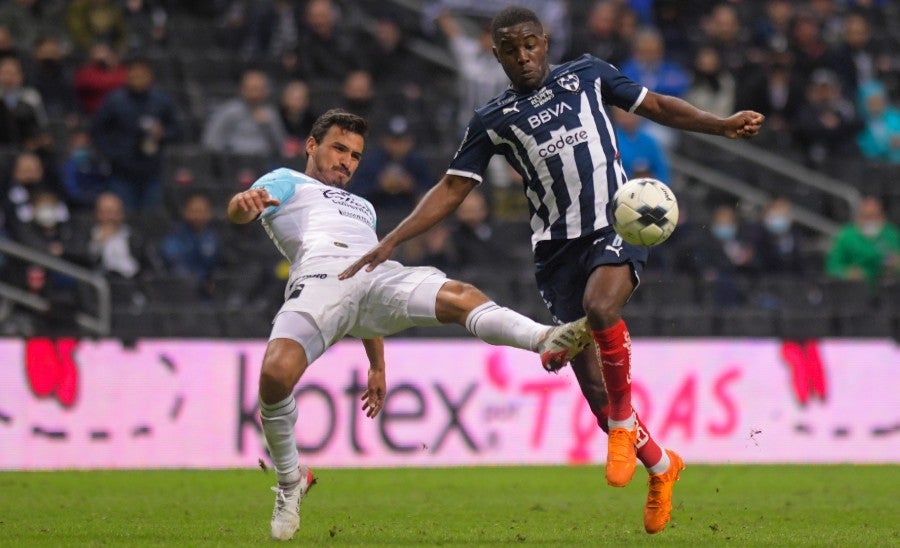 Alanís pelea el balón con Campbell