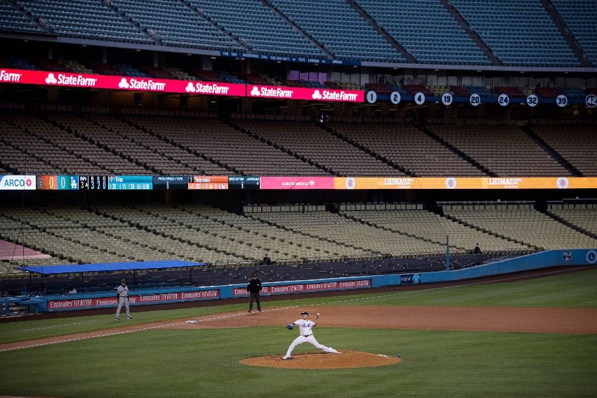 Julio Urías en un juego de los Dodgers