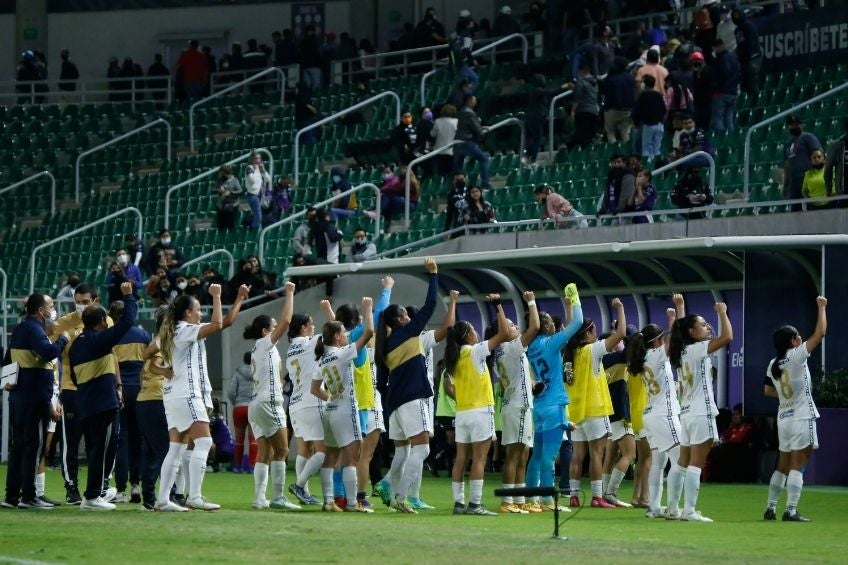 Jugadoras de Pumas tras la victoria