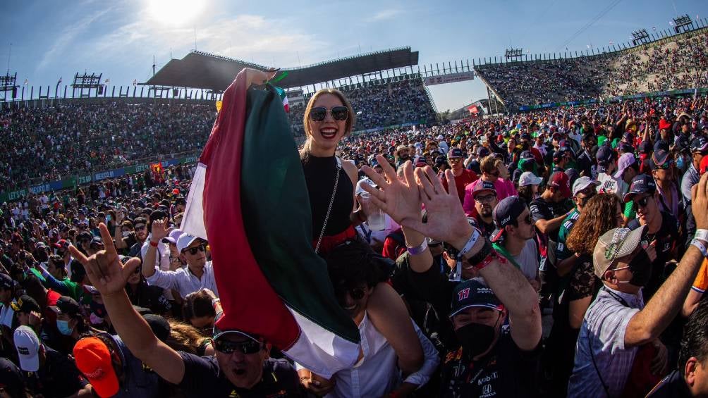 Afición disfrutando de la Fórmula 1 en el Gran Premio de México