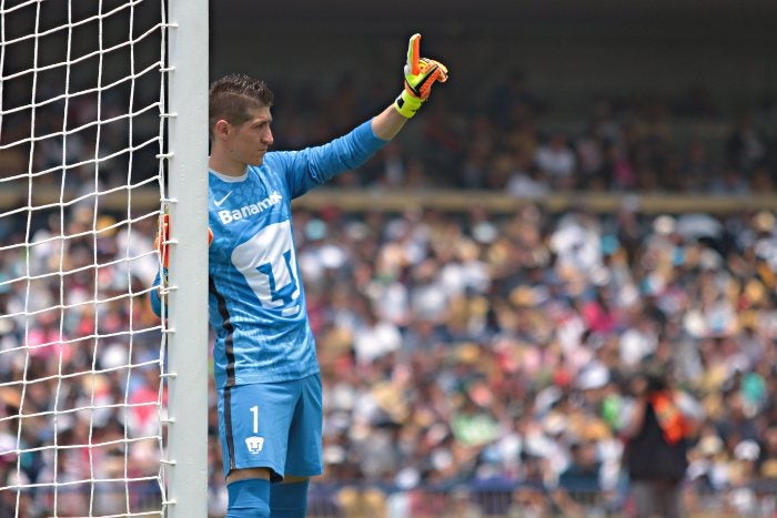 Pikolin Palacios como portero de Pumas