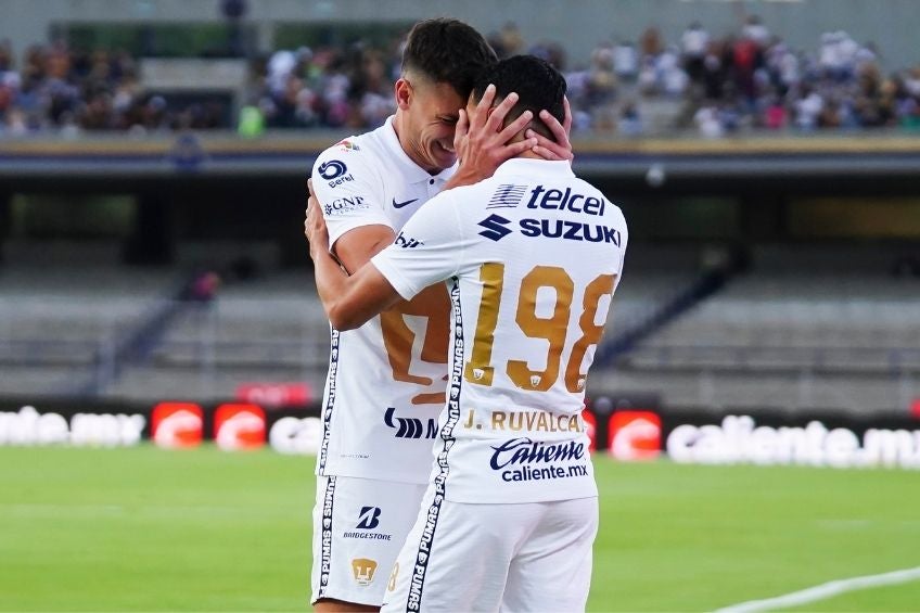 Dinenno felicitando a Ruvalcaba por su gol