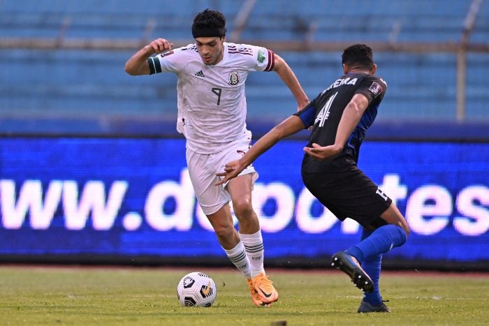 Raúl Jiménez en acción con el Tri ante Honduras