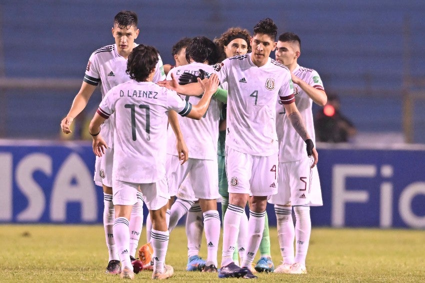 Edson Álvarez celebrando su gol 