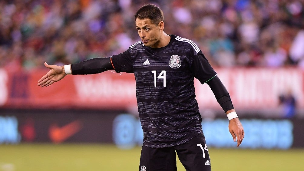 Chicharito Hernández jugando partido con la Selección Mexicana