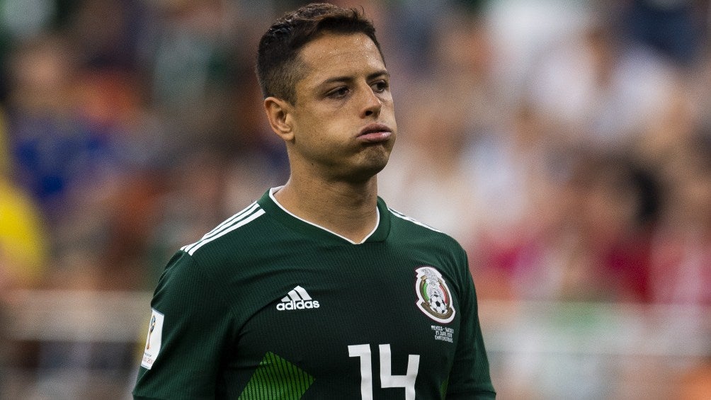 Chicharito Hernández jugando partido con la Selección Mexicana