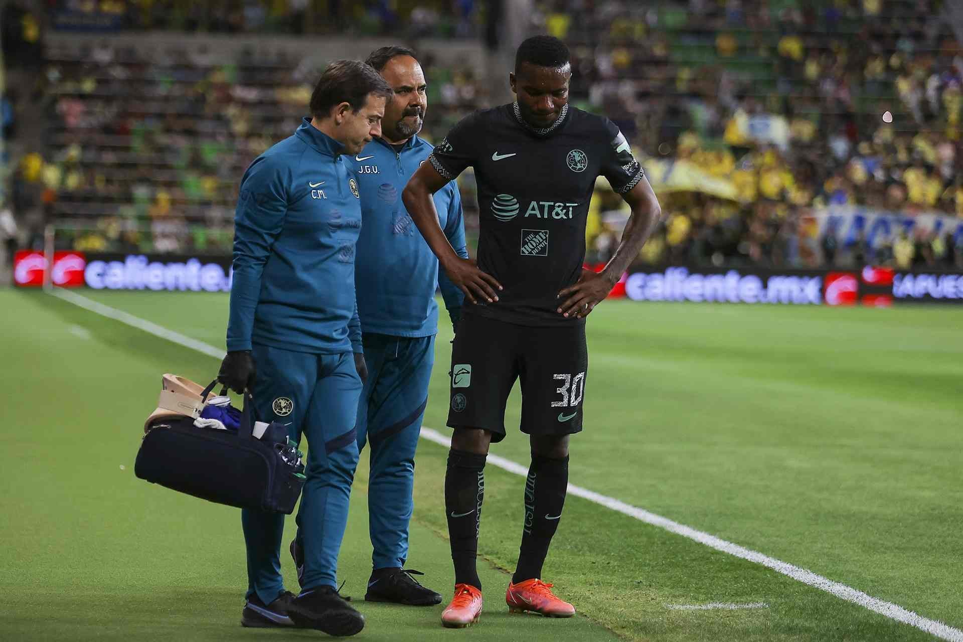 Juan Otero recibiendo atención médica tras sufrir lesión en el tobillo