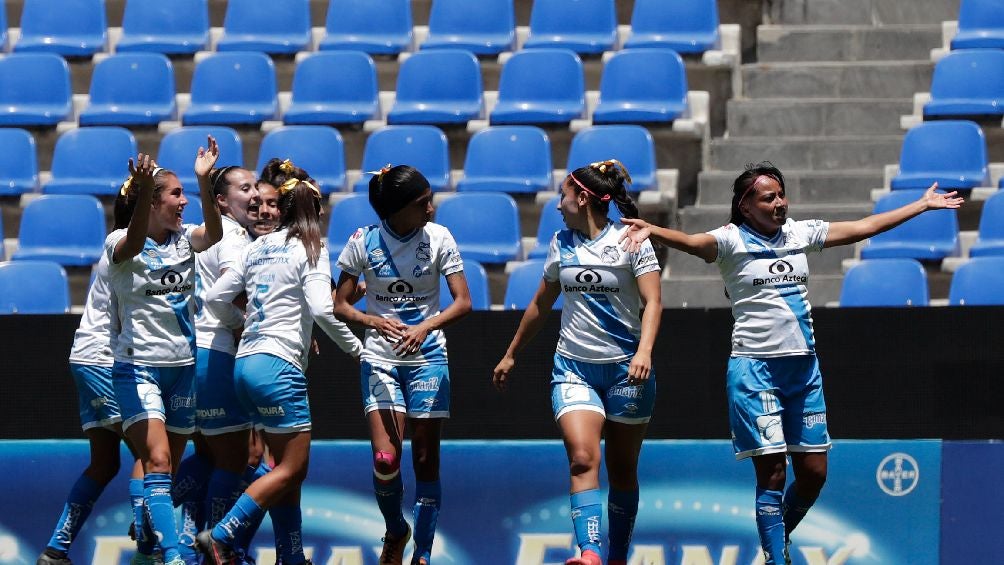 Jugadoras de Puebla festejando gol de Liliana Tenorio ante América