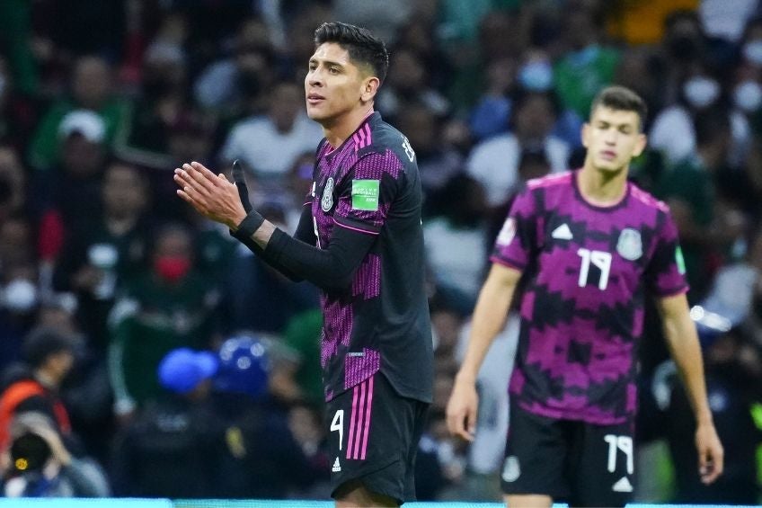 Edson Álvarez durante un partido de México