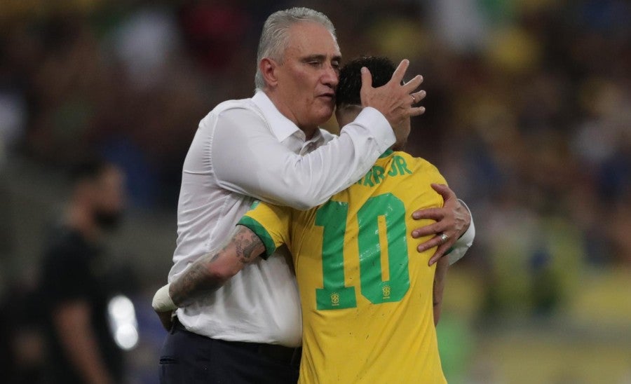 El entrenador se abraza con Neymar