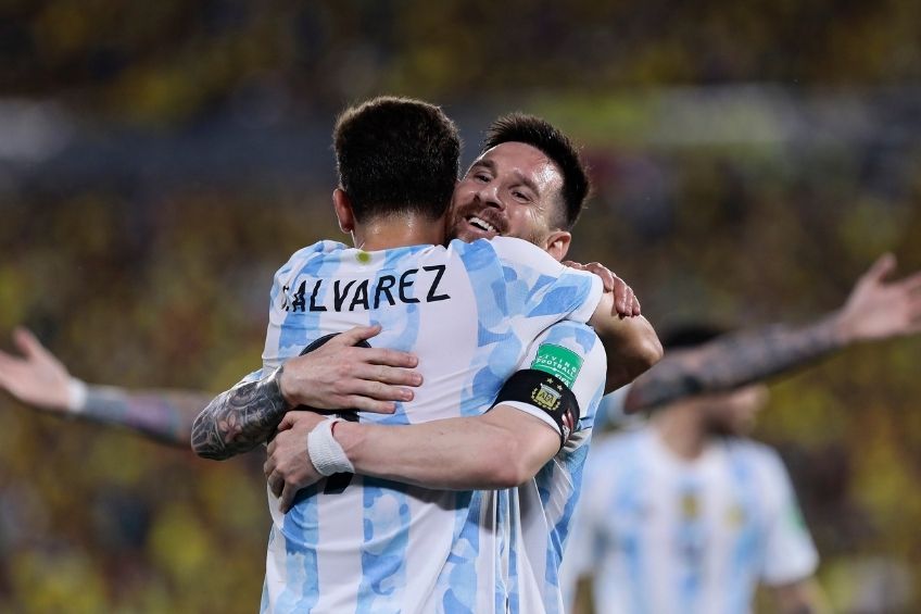 Julián Álvarez y Messi festejando un gol