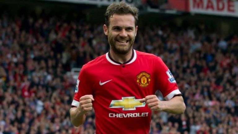 Juan Mata en un duelo con el Manchester United