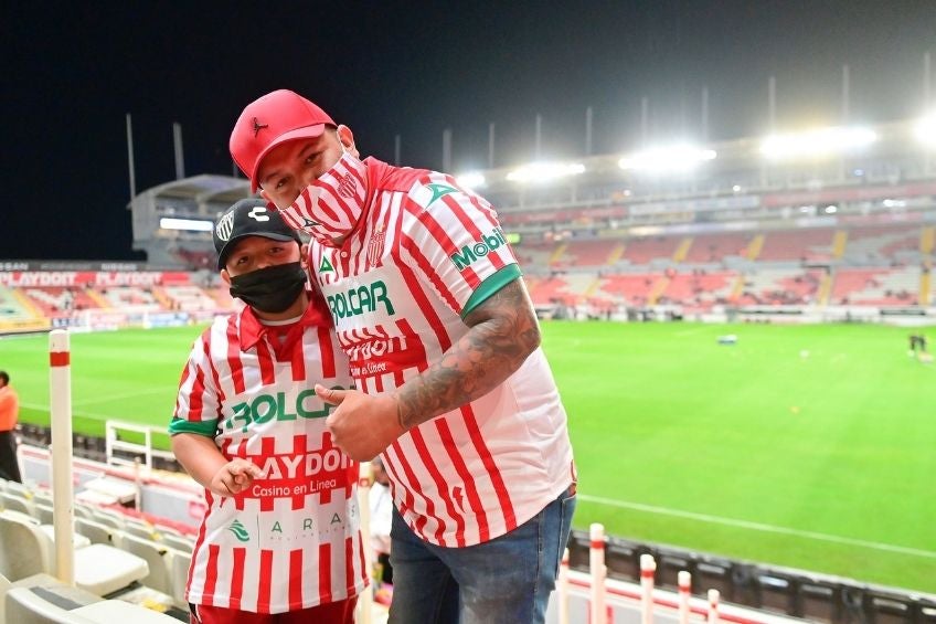 Aficionados de Necaxa asistiendo a un partido