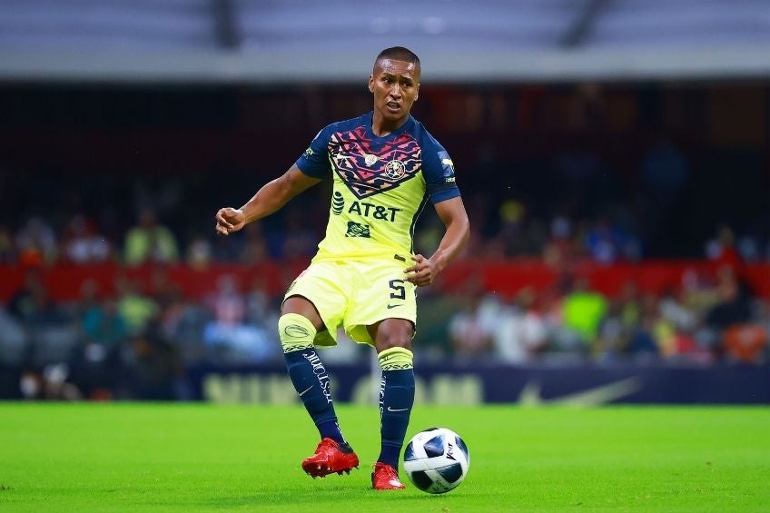 Pedro Aquino durante un partido del América