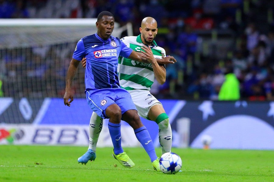 Bryan Angulo durante un partido con Cruz Azul