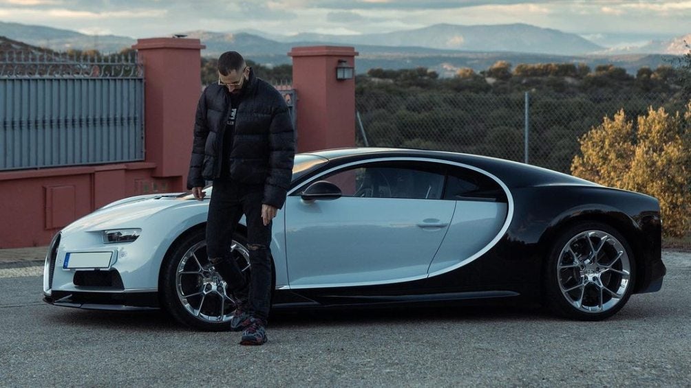 Karim Benzema posa con su Bugatti Chirón 