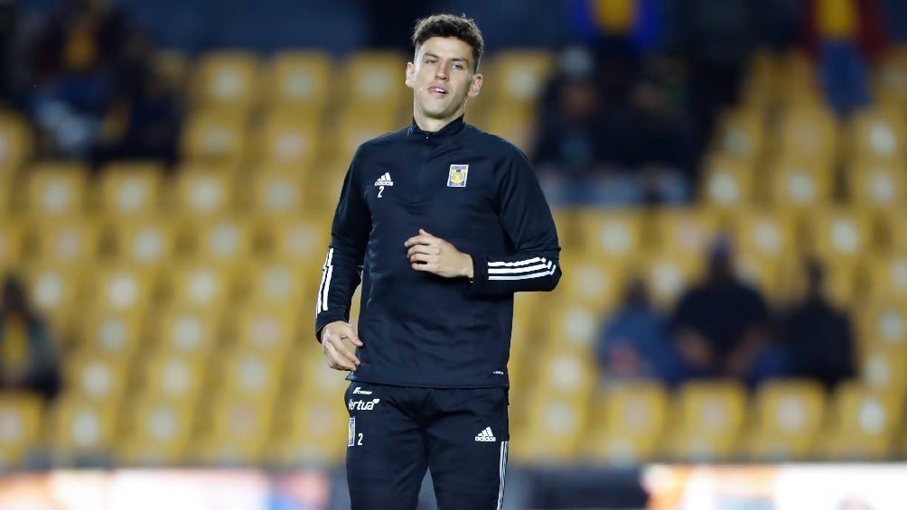 Igor Lichnovsky calentando previo a partido de la Liga MX con Tigres