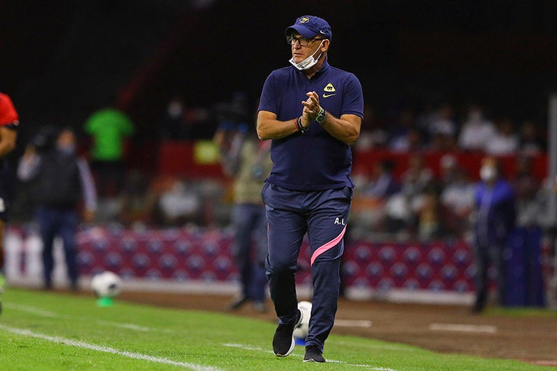 Lillini durante un duelo de Pumas