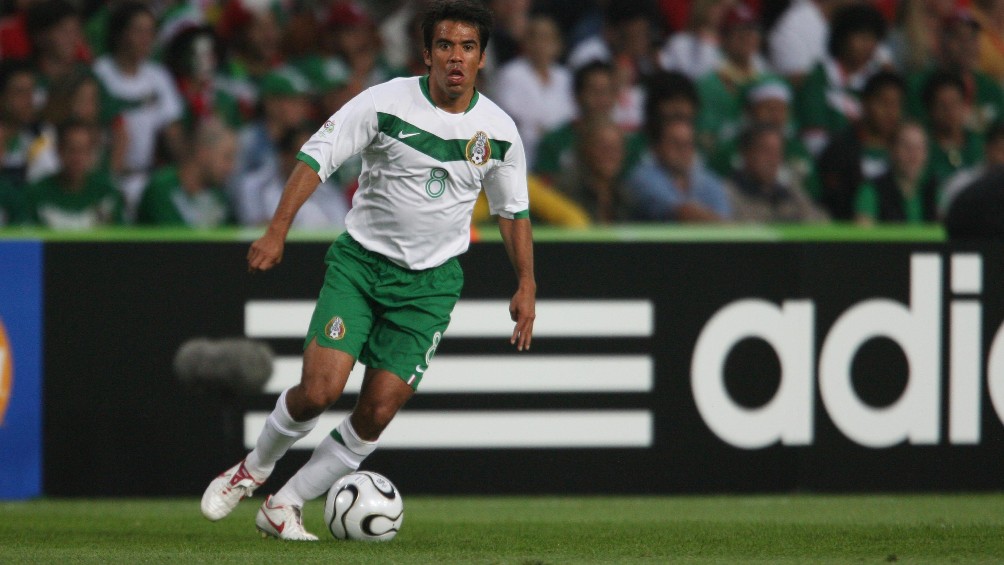 Pável Pardo jugando con la Selección Mexicana en el Mundial del 2006