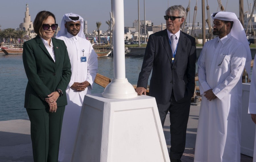 La embajadora de México en Qatar y Bora Milutinovic en la ceremonia de izamiento de la bandera