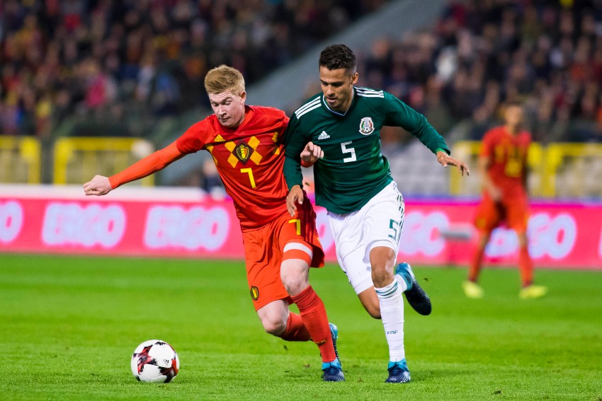 Kevin De Bruyne y Diego Reyes en el juego entre México y Bélgica en 2017