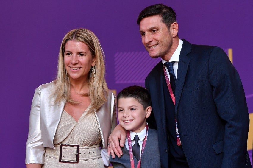 Zanetti y su familia en la alfombra roja del sorteo de Qatar 2022