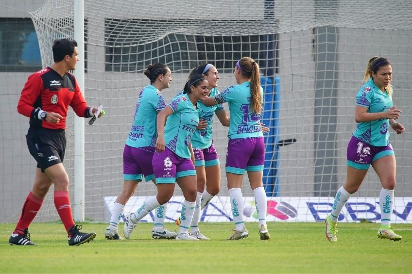 Jugadoras de Juárez festejando un gol