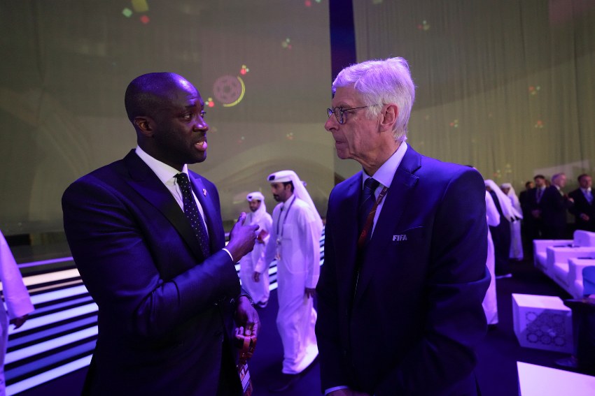 Arsene Wenger y Yaya Toure en la alfombra roja del sorteo de Qatar 2022