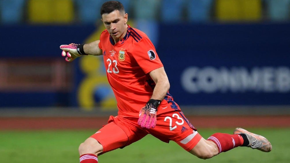 Emiliano Martínez jugando partido con Argentina