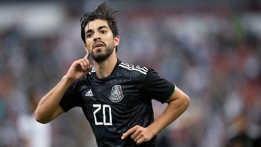 Rodolfo Pizarro festejando gol con la Selección Mexicana