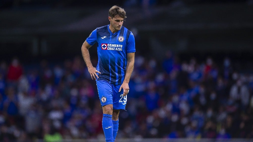 Santiago Giménez jugando partido de la Liga MX con Cruz Azul