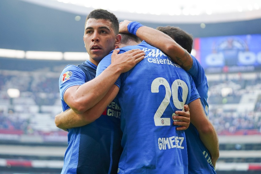 Santi Giménez celebrando su gol vs Atlas