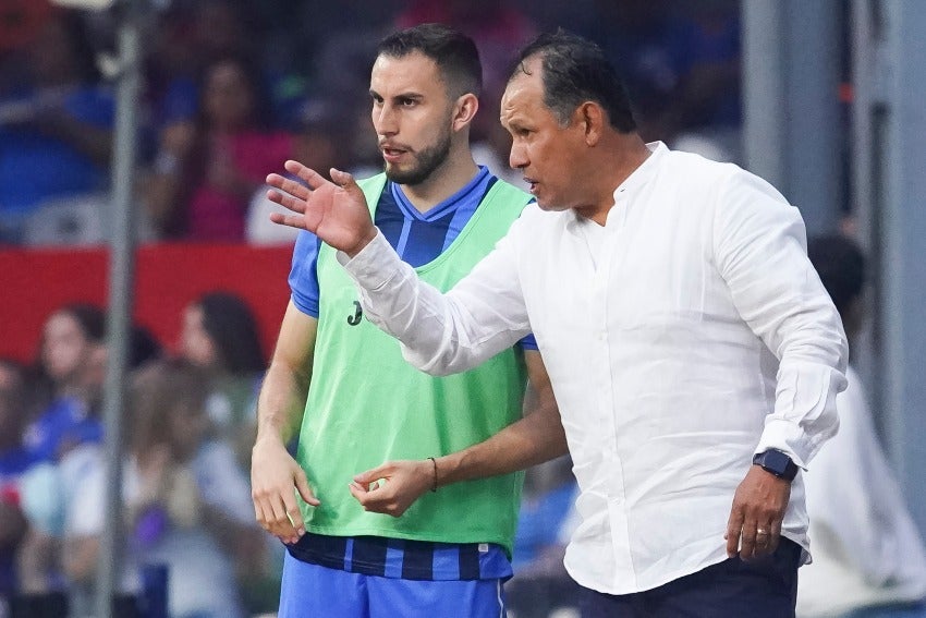 Juan Reynoso con Mayorga en el partido entre Cruz Azul y Atlas