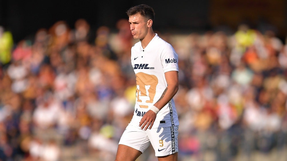 Juan Ignacio Dinenno jugando partido de Liga MX con los Pumas