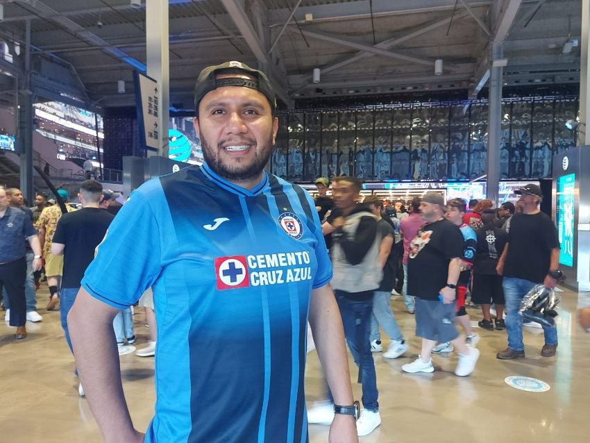 Aficionado con la playera de Cruz Azul en WrestleMania 38