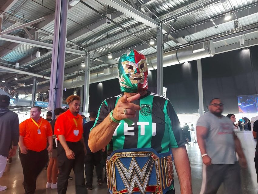 Aficionado con la máscara de Dr. Wagner Jr. en WrestleMania 38