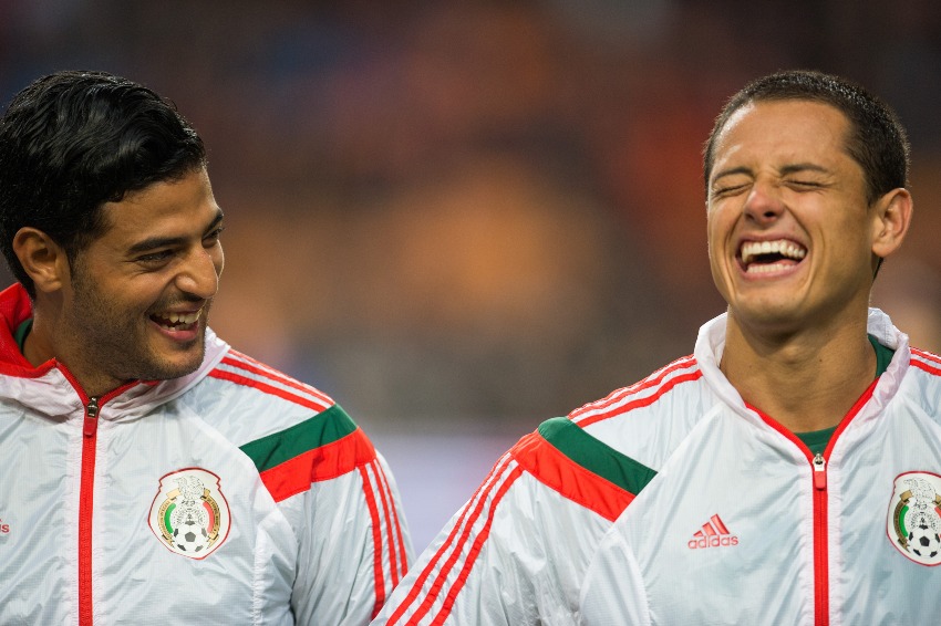 Chicharito y Carlos Vela en un partido de la Selección Mexicana