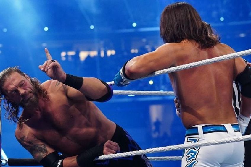 Edge y AJ Styles al inicio de la lucha