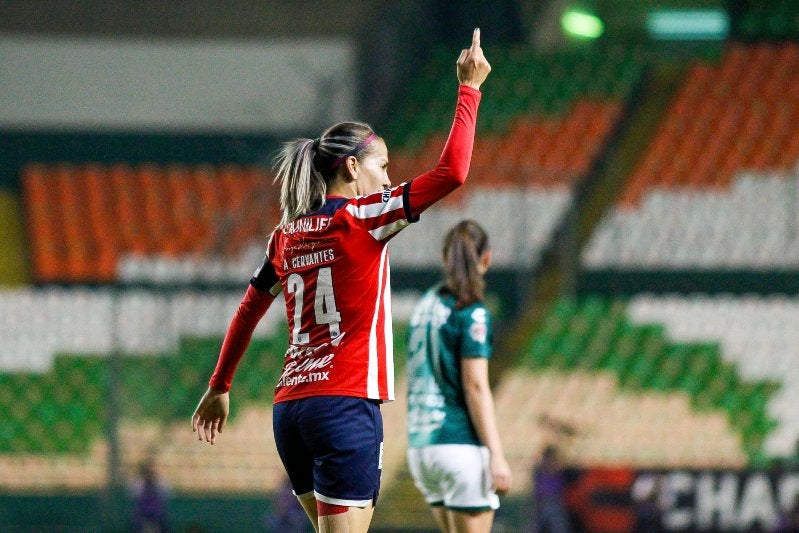 Alicia Cervantes en festejo con Chivas