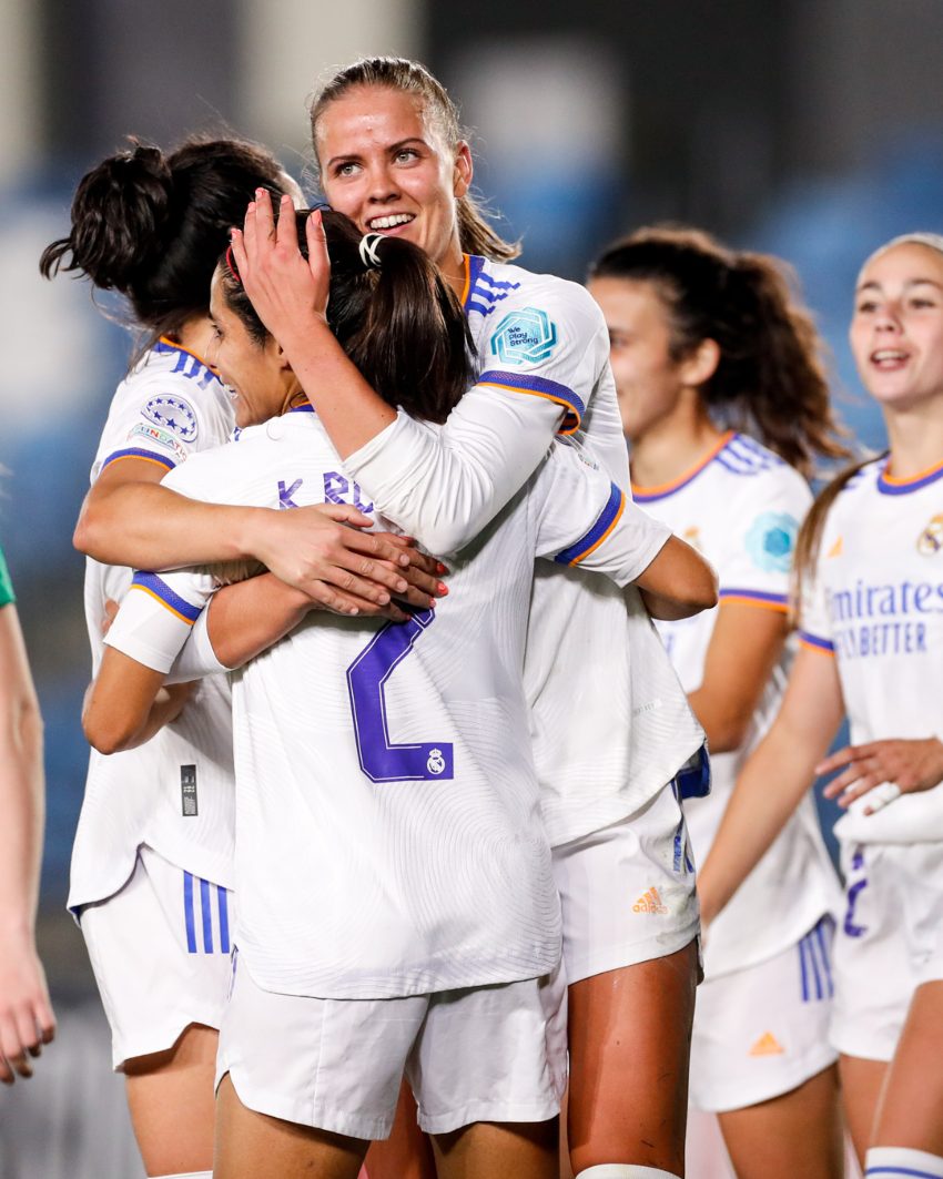 Robles y Moller celebrando un gol con el Real Madrid 