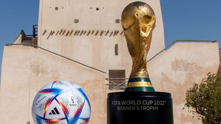 Balón y trofeo de la Copa del Mundo de Qatar 2022