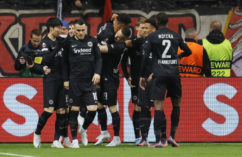 Futbolistas del Frankfurt celebrando un gol a favor