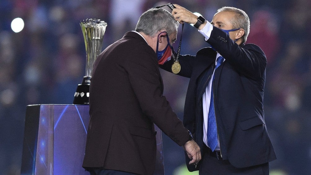 Emilio Escalante recibiendo medalla tras salir campeón el Atlante