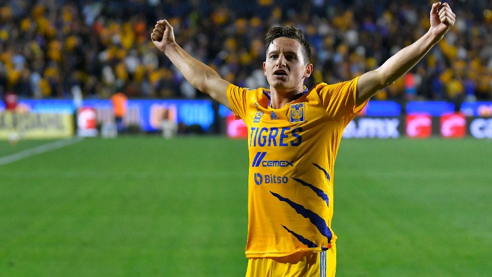 Florian Thauvin festejando gol con Tigres en el Clásico Regio