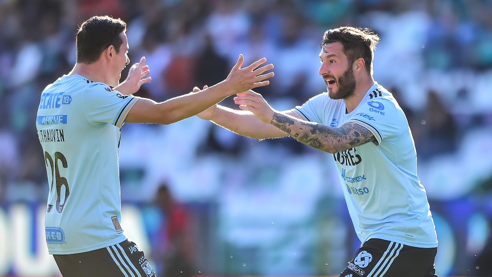 Florian Thauvin festejando gol con Tigres junto a André-Pierre Gignac