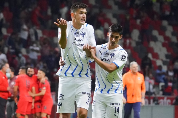 César Montes reacciona durante partido contra Toluca