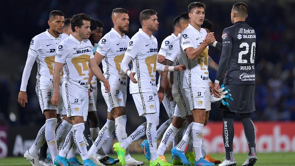 Pumas celebrando victoria ante Cruz Azul en la Concachampions